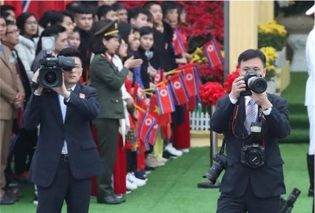 Những phóng viên Triều Tiên kín tiếng theo sát ông Kim Jong-un tại Hà Nội - 1