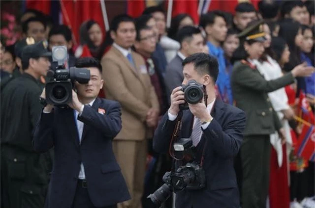 Những phóng viên Triều Tiên kín tiếng theo sát ông Kim Jong-un tại Hà Nội - 2