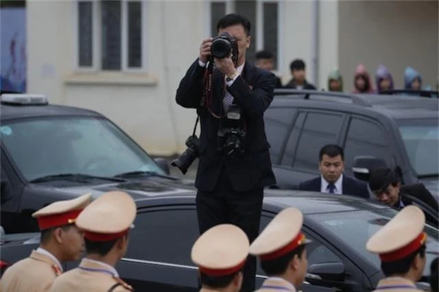 Những phóng viên Triều Tiên kín tiếng theo sát ông Kim Jong-un tại Hà Nội - 3