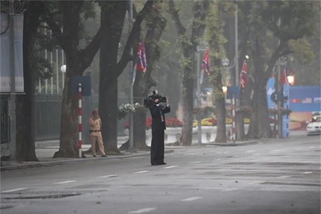 Những phóng viên Triều Tiên kín tiếng theo sát ông Kim Jong-un tại Hà Nội - 6