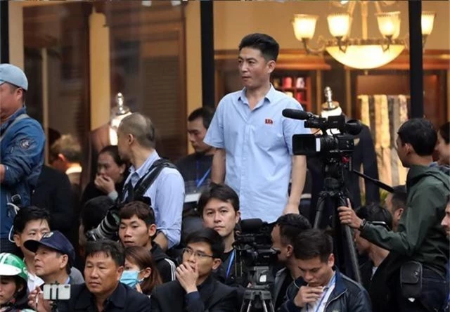 Những phóng viên Triều Tiên kín tiếng theo sát ông Kim Jong-un tại Hà Nội - 7