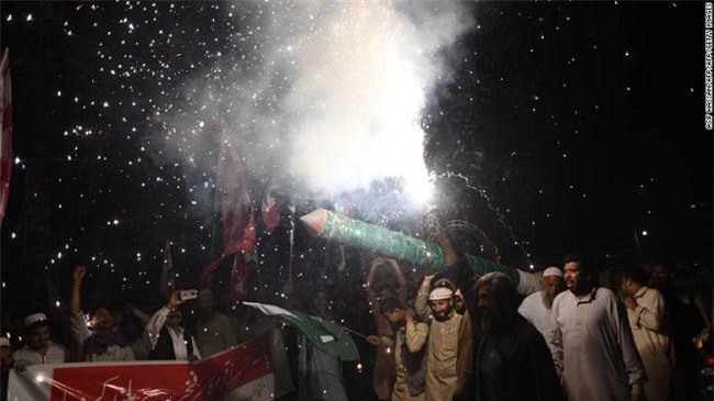 &#x2018;Anh hu&#x300;ng ba&#x300;n phi&#x301;m&#x2019; &#x111;&#xE2;&#x309;y &#xC2;&#x301;n &#x110;&#xF4;&#x323; va&#x300; Pakistan va&#x300;o vo&#x300;ng nguy hi&#xEA;&#x309;m nh&#x1B0; th&#xEA;&#x301; na&#x300;o?