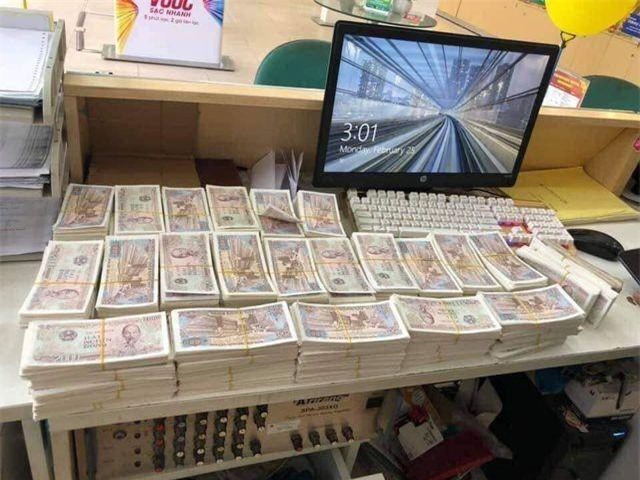 Mang cả bao tiền lẻ đi mua điện thoại 23 triệu đồng tặng vợ 8/3