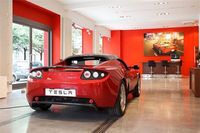 Tesla dần bỏ đại lý truyền thống, chuyển sang bán xe qua mạng