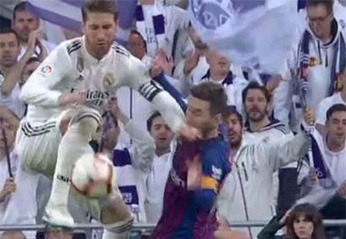 'Chơi bẩn' với Messi, Sergio Ramos may mắn thoát thẻ đỏ