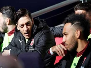 Lý do Aubameyang & Ozil cùng bị loại