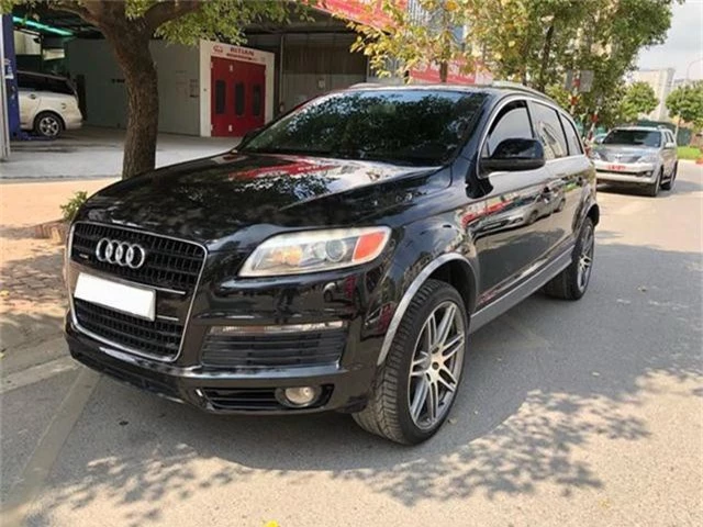Hơn 10 năm tuổi, Audi Q7 bán rẻ hơn Toyota Fortuner gần 300 triệu đồng. Chiếc Audi Q7 12 năm tuổi được rao bán tại Hà Nội cùng cam kết không đâm đụng, ngập nước từ phía người bán. (CHI TIẾT) Hơn 10 năm tuổi, Audi Q7 bán rẻ hơn Toyota Fortuner gần 300 triệu đồng. Chiếc Audi Q7 12 năm tuổi được rao bán tại Hà Nội cùng cam kết không đâm đụng, ngập nước từ phía người bán. (CHI TIẾT)