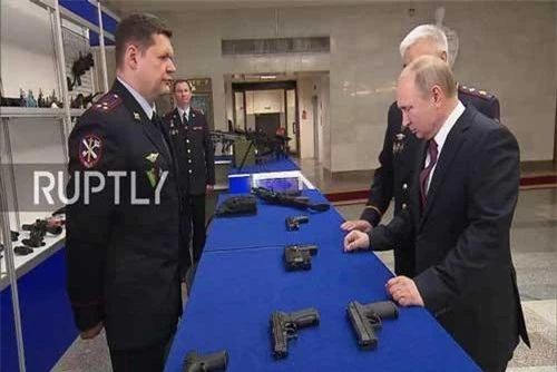 Tổng thống Putin thị sát các vũ khí mới của Nga. (Ảnh: Reuters)