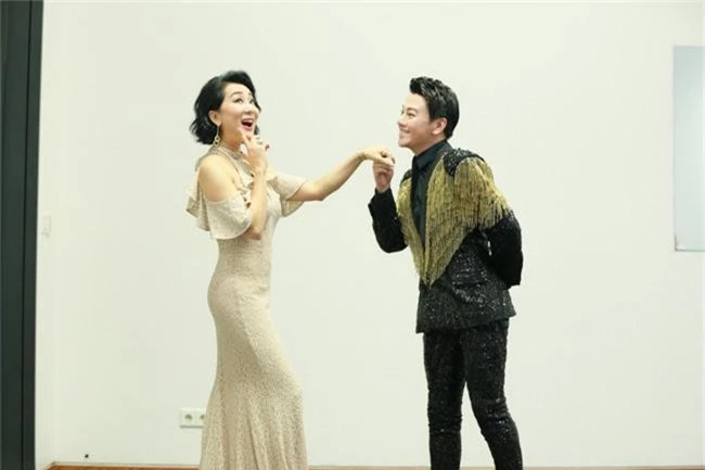 Lệ Quyên khiến mọi người cười thả phanh khi làm điều này với Phan Anh - Ảnh 7. Lệ Quyên khiến mọi người cười thả phanh khi làm điều này với Phan Anh - Ảnh 7.