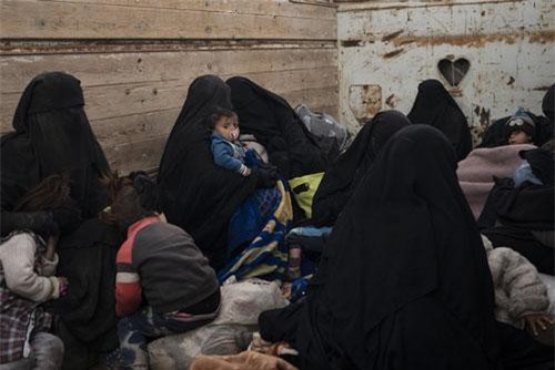 Những dân thường Syria cuối cùng được sơ tán khỏi thành trì của IS