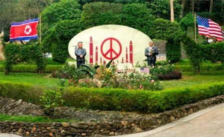 2 bức tượng Tổng thống Mỹ  Donald Trump và Chủ tịch Triều Tiên Kim Jong Un tại khu du lịch sinh thái.