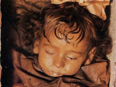 Xác ướp cô bé 2 tuổi qua trăm năm vẫn chớp mắt mỗi ngày