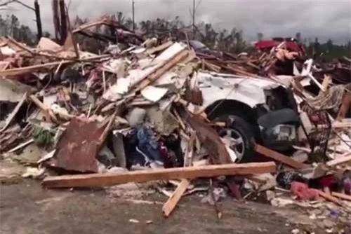 Trận lốc xoáy đã san phẳng nhiều nhà cửa ở hạt Lee của bang Alabama.