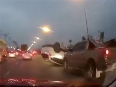 CLIP: Va chạm bất ngờ làm ôtô con lật ngửa giữa Quốc lộ 5