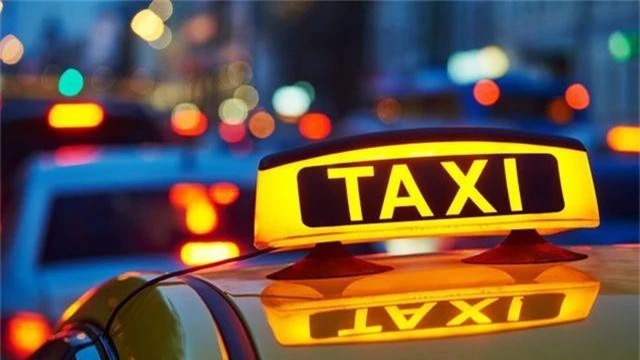 Các chuyên gia cho rằng, việc gắn mào xe cho Grab hay các hãng taxi công nghệ khác là không cần thiết.