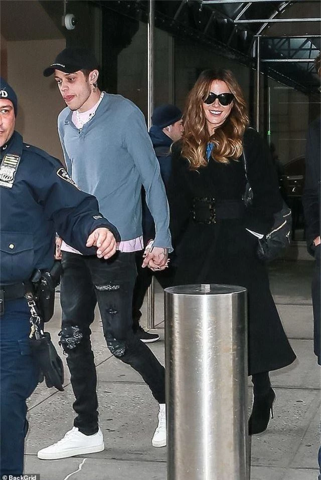 Kate Beckinsale nắm tay bạn trai kém 20 tuổi ra phố - 4