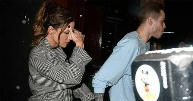 Kate Beckinsale nắm tay bạn trai kém 20 tuổi ra phố - 8