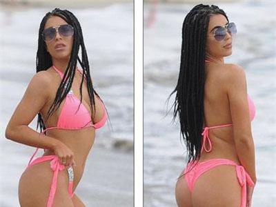 Katie Salmon bốc lửa với bikini hồng