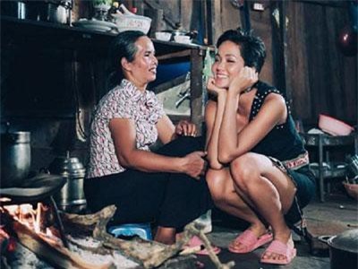 H’Hen Niê tiết lộ lý do đầy ý nghĩa khi mua dây chuyền vàng tặng mẹ ngày 8/3