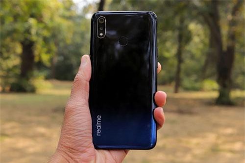 Trên tay Realme 3: Camera kép, pin 4.230 mAh, giá siêu rẻ