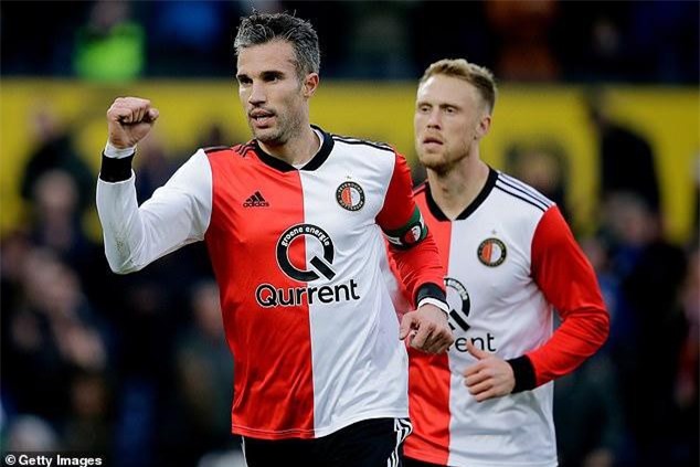 Van Persie lập hat-trick, cán cột mốc khủng ở tuổi 36