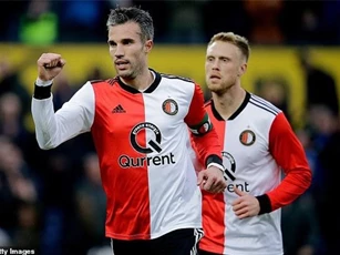 Van Persie lập hat-trick, cán cột mốc khủng ở tuổi 36