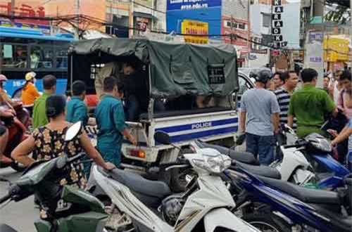 Ớn lạnh băng nhóm dùng mã tấu chém người đi đường cướp xe khi gặp công an