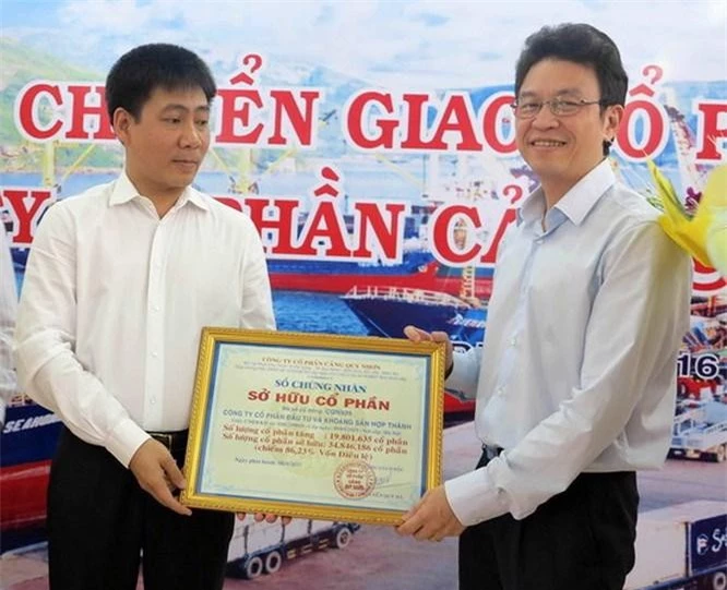 Ông Lê Anh Sơn- Chủ tịch HĐTV Vinalines (trái) trao Chứng nhận sở hữu CP Cảng Quy Nhơn cho ông Lê Hồng Thái, đại diện Cty CP Hợp Thành.