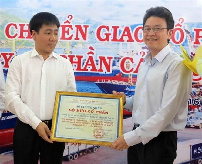 Ông Lê Anh Sơn- Chủ tịch HĐTV Vinalines (trái) trao Chứng nhận sở hữu CP Cảng Quy Nhơn cho ông Lê Hồng Thái, đại diện Cty CP Hợp Thành. Ông Lê Anh Sơn- Chủ tịch HĐTV Vinalines (trái) trao Chứng nhận sở hữu CP Cảng Quy Nhơn cho ông Lê Hồng Thái, đại diện Cty CP Hợp Thành.