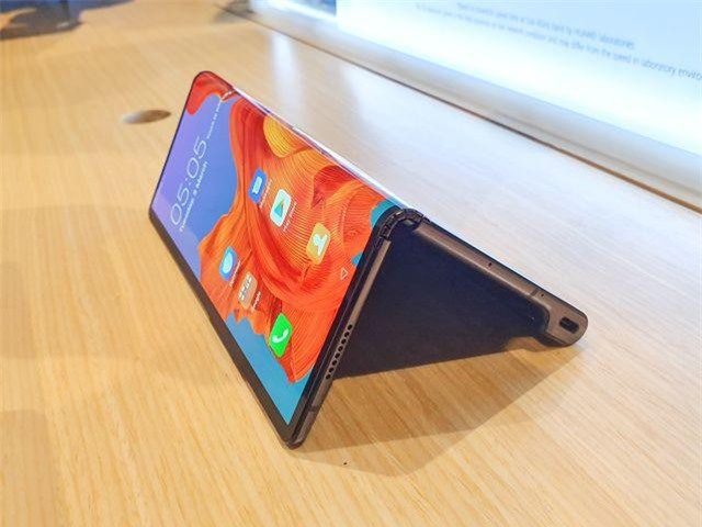Cận cảnh Huawei Mate X màn hình gập giá hơn 60 triệu đồng tại Việt Nam