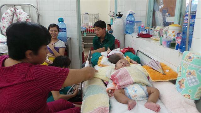 Dịch sởi đang hoành hành, tay chân miệng tăng theo