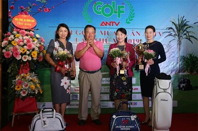 BTC trao giải cho các Golf thủ ở nhiều hạng mục, bảng thi đấu khác nhau.