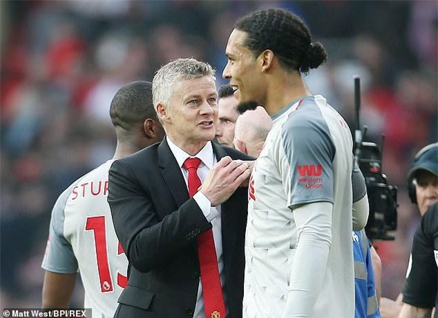 Solskjaer không thể về nhà vì… Van Dijk