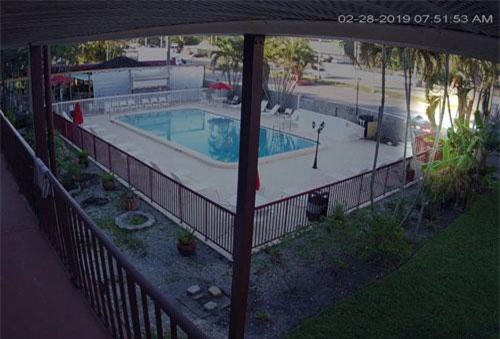 CLIP: Kia Sedona bỏ chạy sau khi đâm xe Audi A3 lộn nhiều vòng