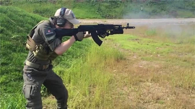 Ban AK-103 cho A Rap Xe Ut, Nga lai trung dam o IDEX 2019-Hinh-6