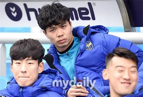 Công Phượng ngồi dự bị ở trận đấu với Jeju United ngày 2/3. Ảnh: My Daily.