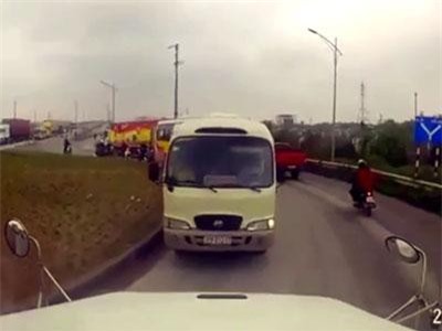 CLIP: Tài xế xe container bắt hàng loạt xe đi sai luật phải lùi 