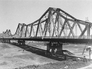 Hà Nội: Bị tàu hỏa đâm rơi xuống sông Hồng