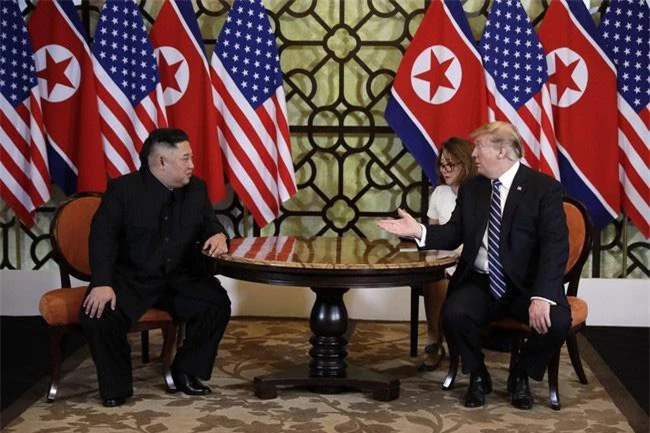 Tổng thống Mỹ Donald Trump (phải) trong cuộc gặp Chủ tịch Triều Tiên Kim Jong-un tại Hà Nội. Ảnh: AP.