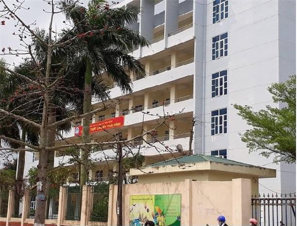 Thái Bình: Thầy giáo nhắn tin 'nhạy cảm' với nữ sinh lớp 10, sao chỉ điều chuyển lớp dạy?