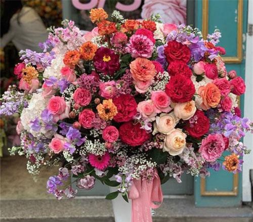 “Nhân viên” tặng sếp nữ bình hoa khủng 22 triệu đồng