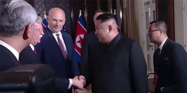 Ông Kim Jong-un từng đề nghị chụp ảnh chung với cố vấn an ninh quốc gia Mỹ
