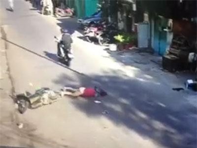 CLIP: Nhóm cướp giật kéo ngã xe của một phụ nữ mang thai đang đi trên đường ở TP.HCM