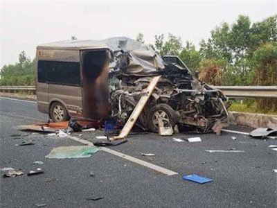 Xe Limousine va chạm xe container trên cao tốc Cầu Giẽ - Ninh Bình, 2 người tử vong