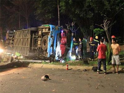 Xe khách giường nằm lật ngang, hàng chục người mắc kẹt