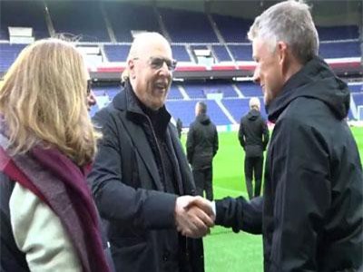 Chủ M.U gặp mặt HLV Solskjaer trước cuộc tái chiến với PSG