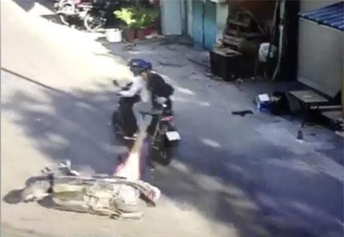 TPHCM: Nhóm cướp giật kéo ngã xe của một phụ nữ mang thai trên đường