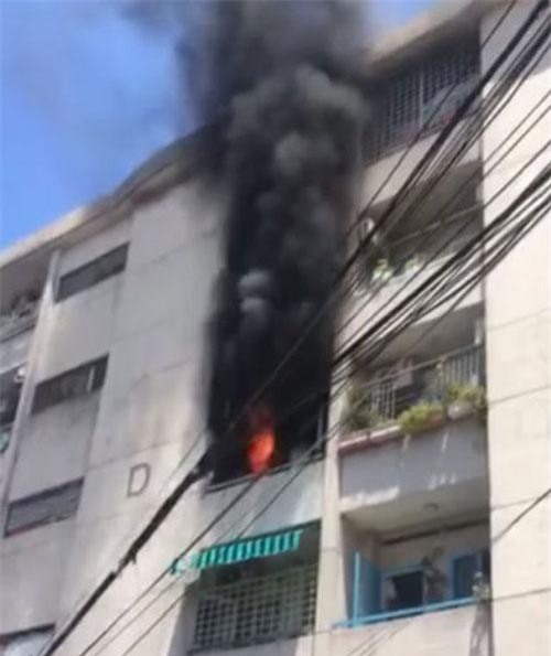 TPHCM: Cháy lớn trong chung cư, hàng chục người ôm tài sản tháo chạy