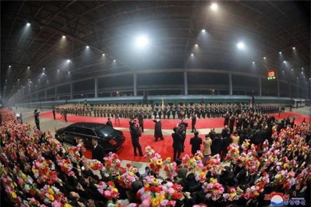 Người Triều Tiên cờ hoa rực rỡ đón ông Kim Jong-un sau chuyến thăm Việt Nam - 1