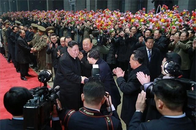 Người Triều Tiên cờ hoa rực rỡ đón ông Kim Jong-un sau chuyến thăm Việt Nam - 2